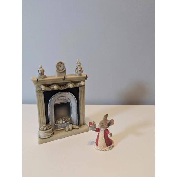 Enesco Christmas Mouse with Puppet Figurines and Dolls House Miniature Fireplace - Picture 2 of 9
